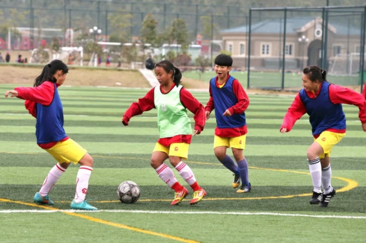 恒大足校發文:首批培養球員張琳艷榮膺2024中國女子金球獎