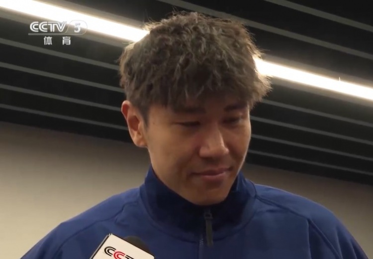 鐵漢柔情!三鎮球員劉奕鳴探望患病小球迷時哽咽