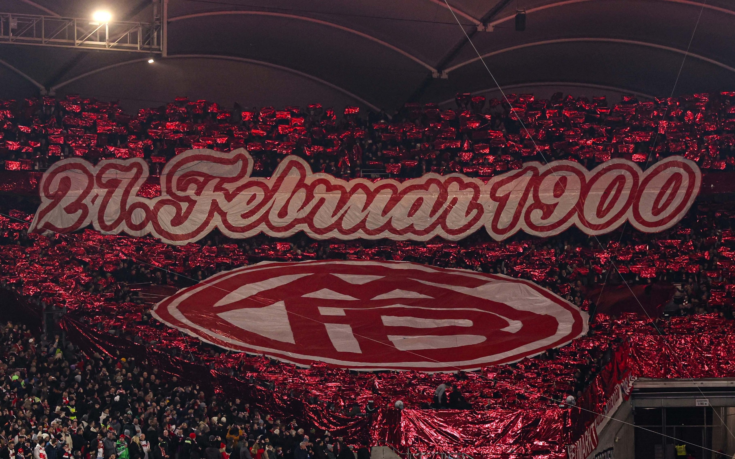 拜仁球迷在看臺(tái)展示TIFO,慶祝俱樂部成立125周年