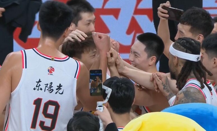  淚目！賽后廣東隊將趙睿圍在中間碰拳