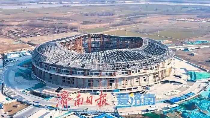  魯媒：戴上1.6萬噸“鋼鐵巨冠”，黃河體育中心球場完成屋蓋施工