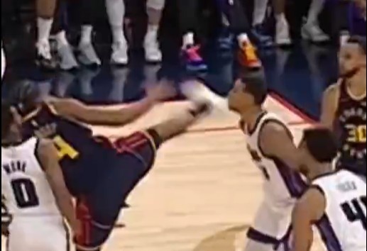  抬腳過高踢到了對手下巴！NBA官方：穆迪這一動作被判1級惡犯