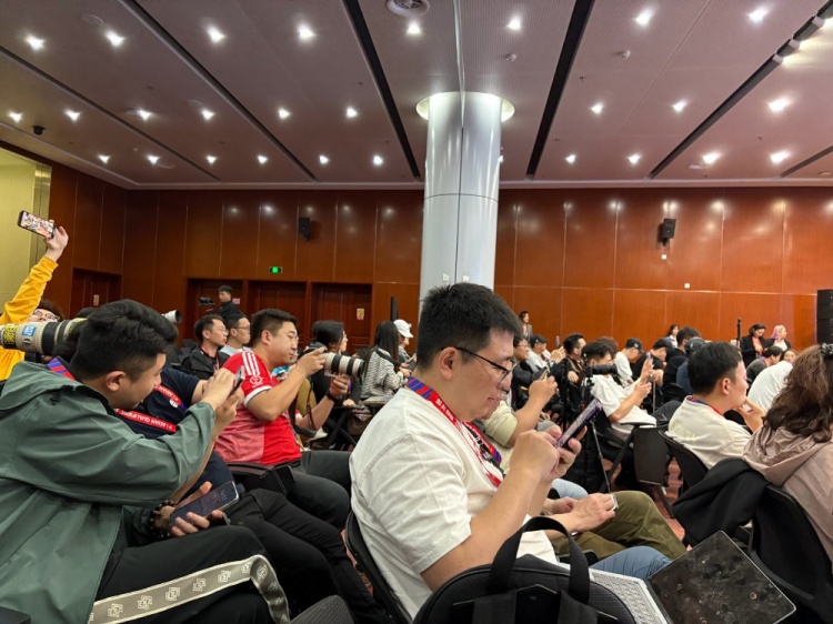 萬眾矚目!記者擠滿國足賽前新聞發布廳,賽場記者預計超300人