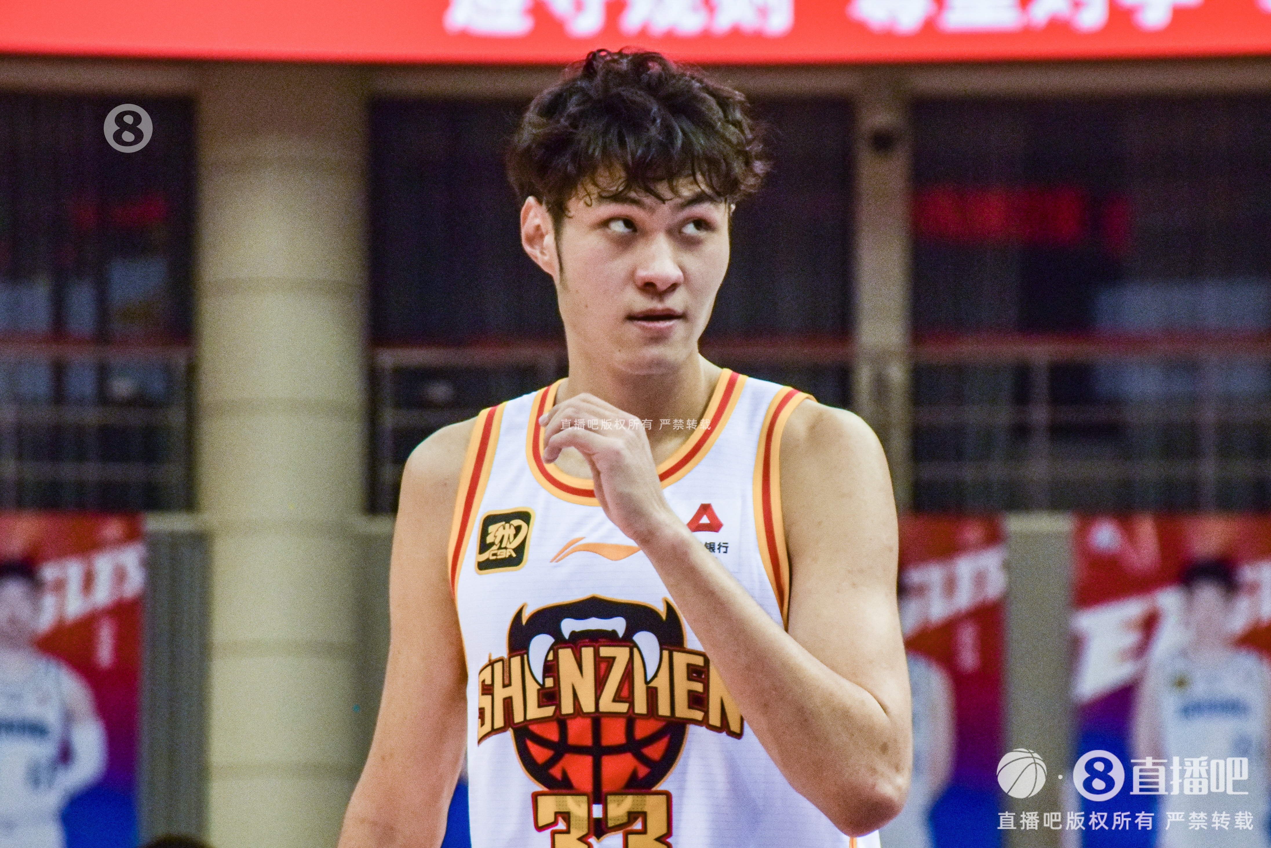 敢打敢拼!王浩然首節打滿12分鐘6中4拿到11分&上演反擊飛身劈扣