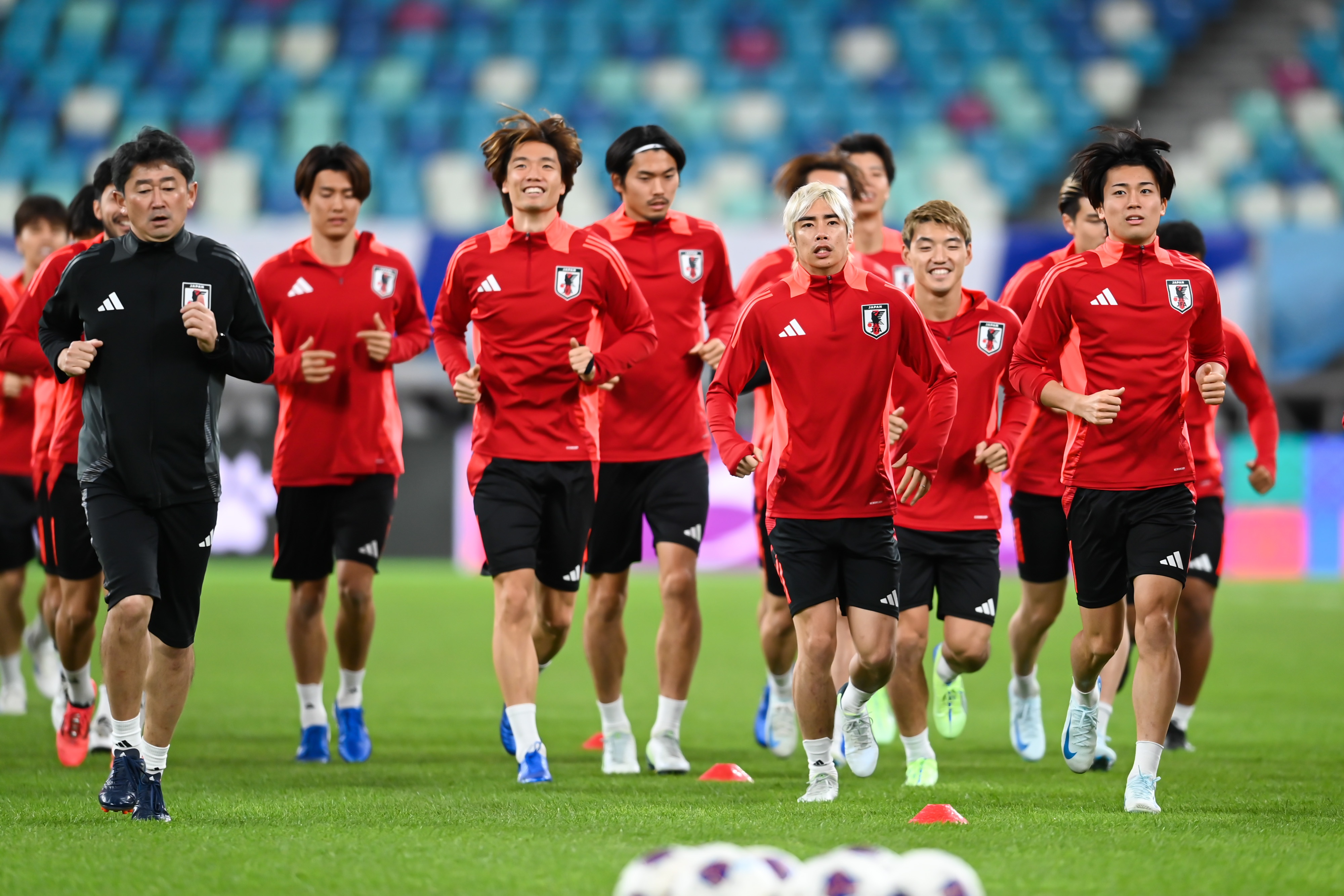 日媒:日本隊今日進行賽前一日踩場訓練,三笘薰和長友佑都缺席