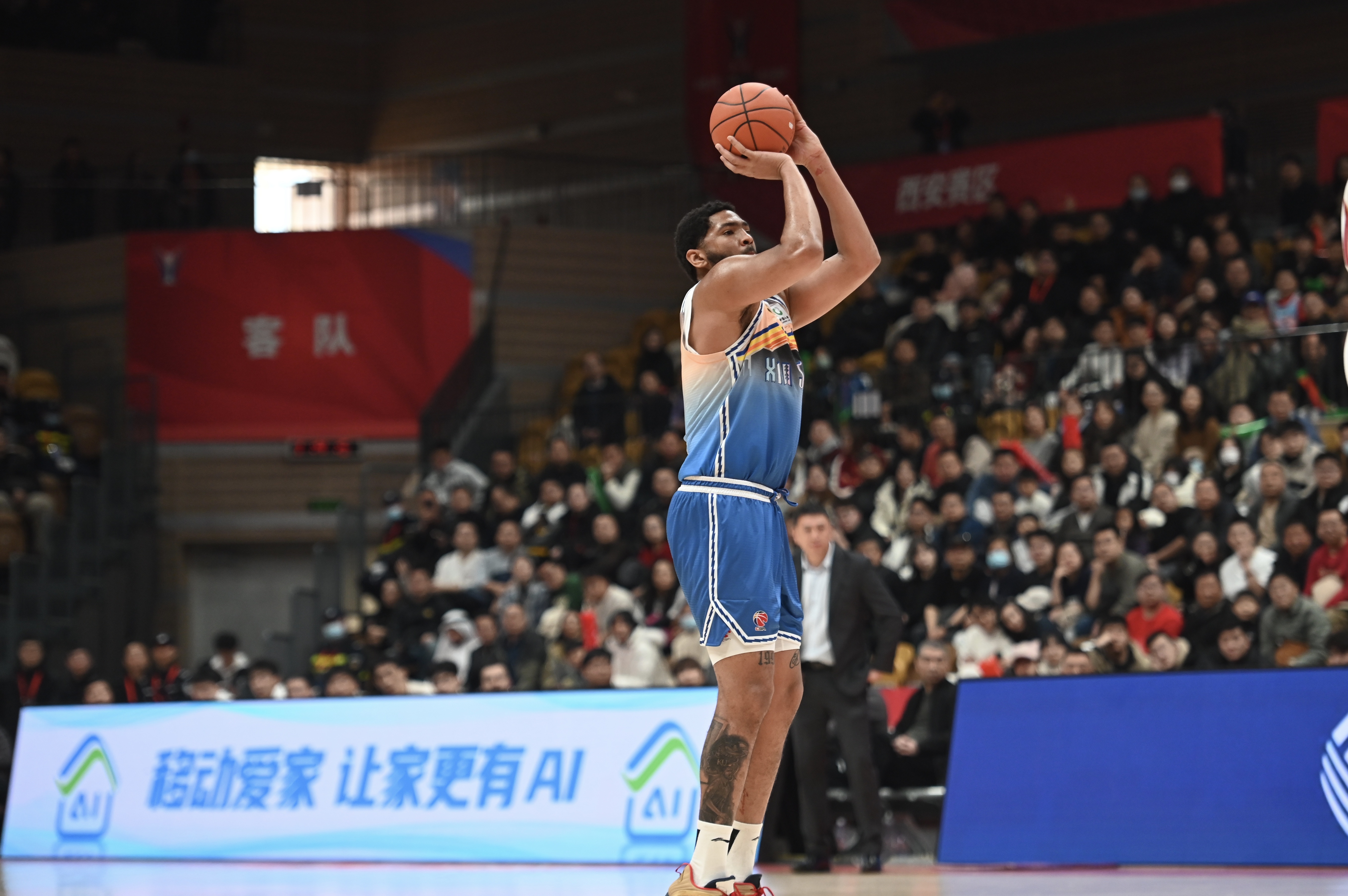 率先發力!新疆外援勞森首節7中5拿到11分 三分2中1