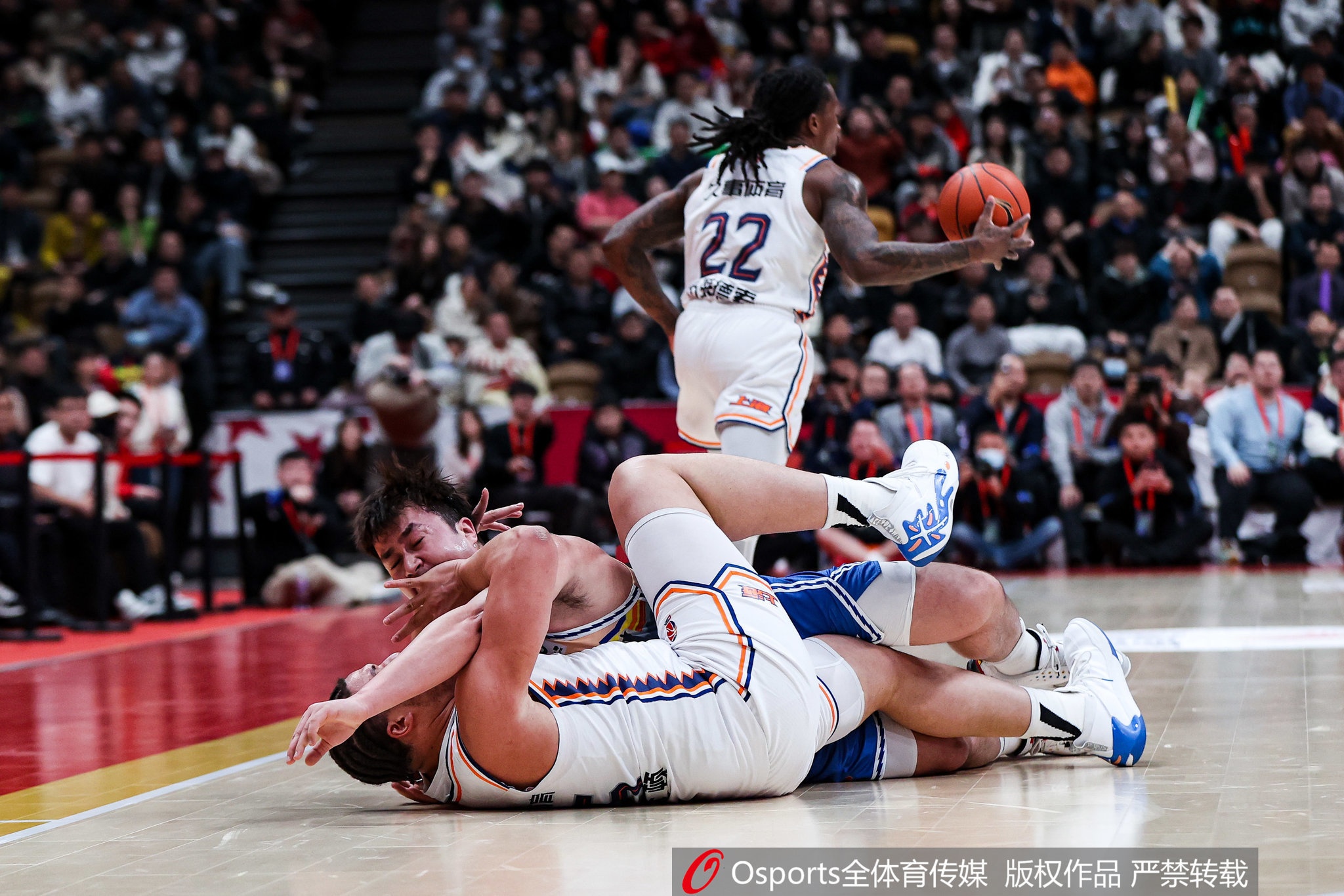 洛夫頓點名艾孜麥提:笑死 這哥們就不是來打籃球 來打橄欖球的吧